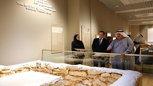 بحضور معالي الشيخ خالد بن أحمد، وزير خارجية جمهورية قبرص يزور متحف البحرين الوطني