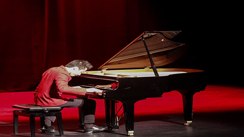مُقدماً أهم الأعمال الكلاسيكية، عازف البيانو الأمريكي التايواني ستيفن لين يحيي حفلاً موسيقياً في 
