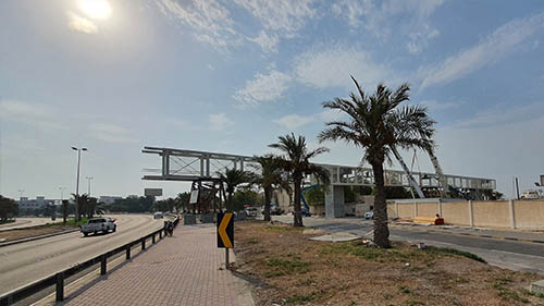يمر من فوق شارع خليفة الكبير ويربط ما بين الشاطئ والمدينة، هيئة الثقافة تبدأ تشييد جسر مشاة موقع مسار اللؤلؤ في المحرّق  
