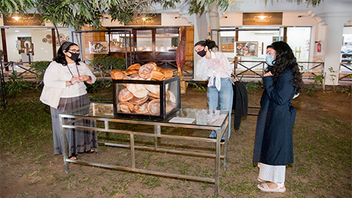 في ثاني فعاليات مهرجان الطعام ثقافة، ألوان الأزياء تتداخل مع نكهات الخبز في مركز الجسرة للحرف اليدوية
