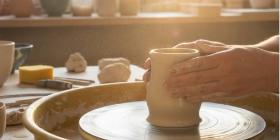 الفخار على العجلة (مساءً)