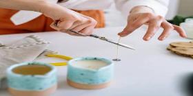  ورشة صناعة الشموع داخل أكواب فخارية