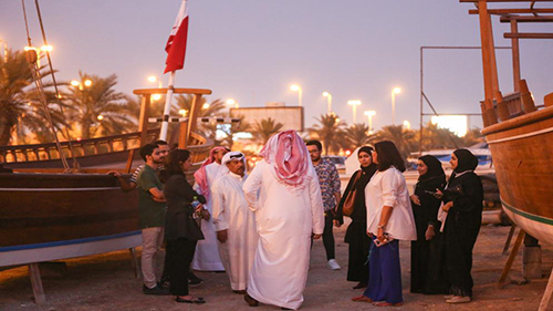 على هامش الملتقى الوطني الأول للتراث الثقافي غير المادي، المحرّق تعرّف بتراثها الثقافي غير المادي وتستضيف المشاركين في جولة إلى ورشة صناعة السفن وأمسية لفن الفجري