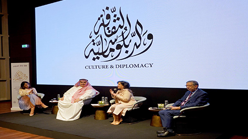 بحضور معالي وزير الخارجية ومعالي رئيسة هيئة الثقافة، مؤتمر الدبلوماسية والثقافة يدشّن أعماله في مسرح البحرين الوطني