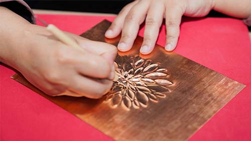 Modern and Traditional Perfume-Making, Mosaic and Jewelry Workshops, Scheduled by Al-Jasra Handicrafts Center in February


